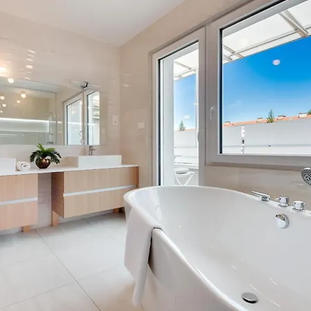 Appartement Exquisite 3-bedroom Penthouse With Two Terraces In *